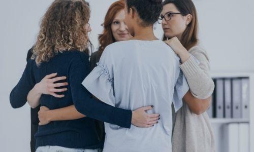 Abraço em grupo mulheres dando apoio Treinamento Transformando Traumas Familiares